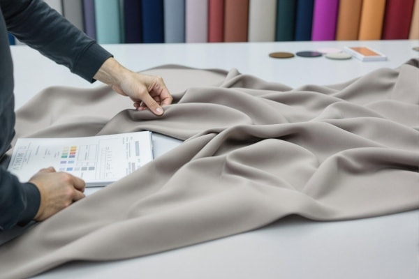 Inspección manual de un material elástico para prendas moldeadoras